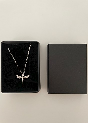 Zarif Zincir Detaylı Kanatlı Kadın Kolye - Görsel 2