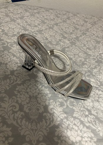 39 Beden Gümüş Taşlı Topuklu Sandalet