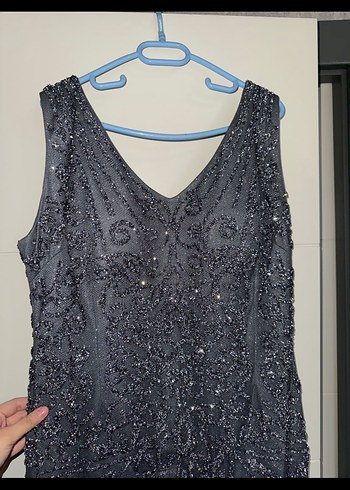 V Yaka Boncuk İşlemeli Uzun Gri Abiye Elbise - Görsel 3