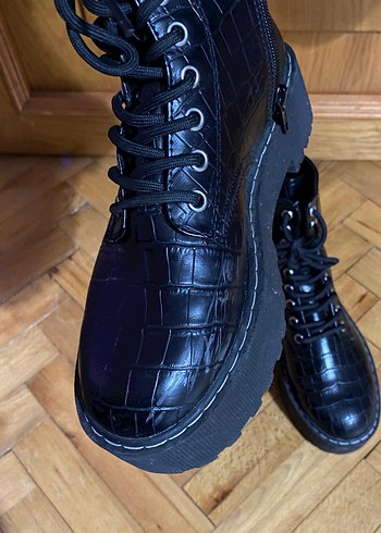 H&M marka 
Sıfırdan farksız Yılan Desenli bot - Görsel 3