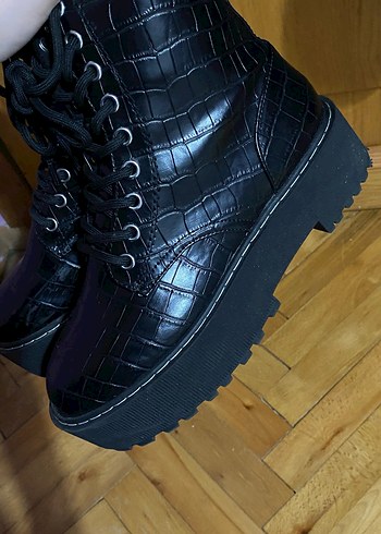 H&M marka 
Sıfırdan farksız Yılan Desenli bot - Görsel 2