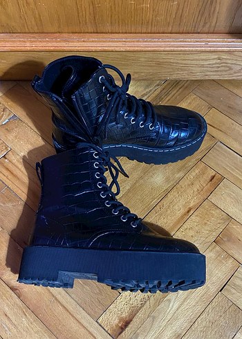 H&M marka 
Sıfırdan farksız Yılan Desenli bot - Görsel 4