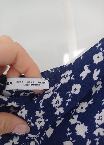 s Beden mavi Renk Bershka çiçekli yırtmaçlı elbise