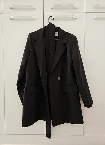 Siyah uzun kuşaklı blazer ceket 