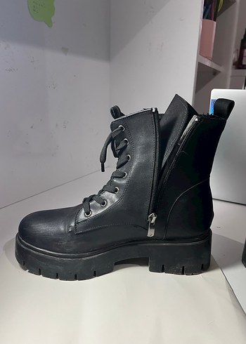 Kadın Siyah Deri Topuklu Bot - Görsel 3