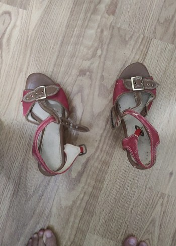 Pembe Tokalı Kadın Dolgu Topuklu Sandalet