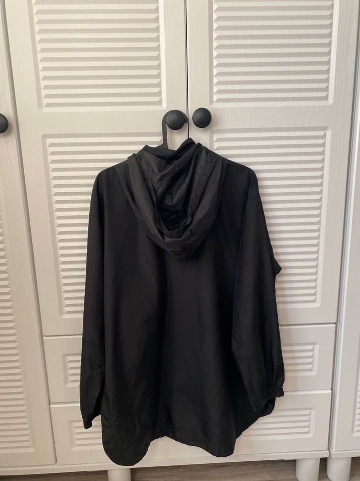 Siyah yagmurluk - Görsel 2