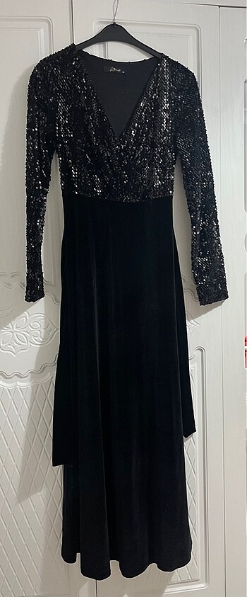 Zayıf gösteren Pullu siyah kadife dekoltelı elbise