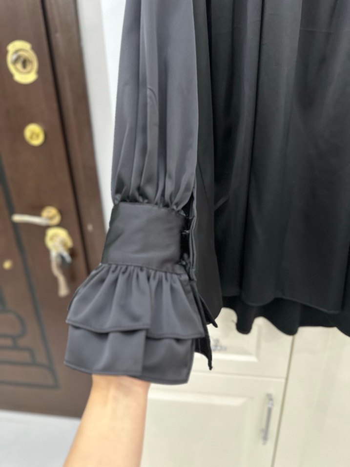 Siyah Fırfırlı Yüksek Yakalı Kadın Bluz - Görsel 2