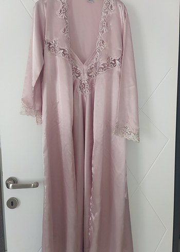 Pembe Nakışlı Saten Uzun Kadın Gecelik Takımı