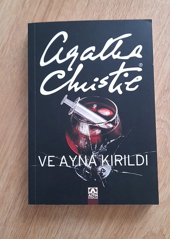 Ve Ayna Kırıldı - Agatha Christie