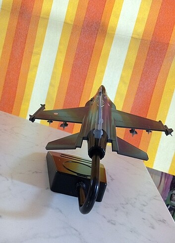 F-16 maket savaş uçağı 