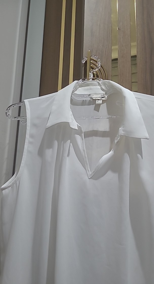 Beyaz V Yaka Kolsuz Kadın Bluz - Görsel 2