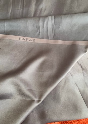 Gri Kadın Drapeli Saten Şal - Görsel 3