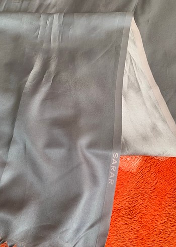 Gri Kadın Drapeli Saten Şal - Görsel 2