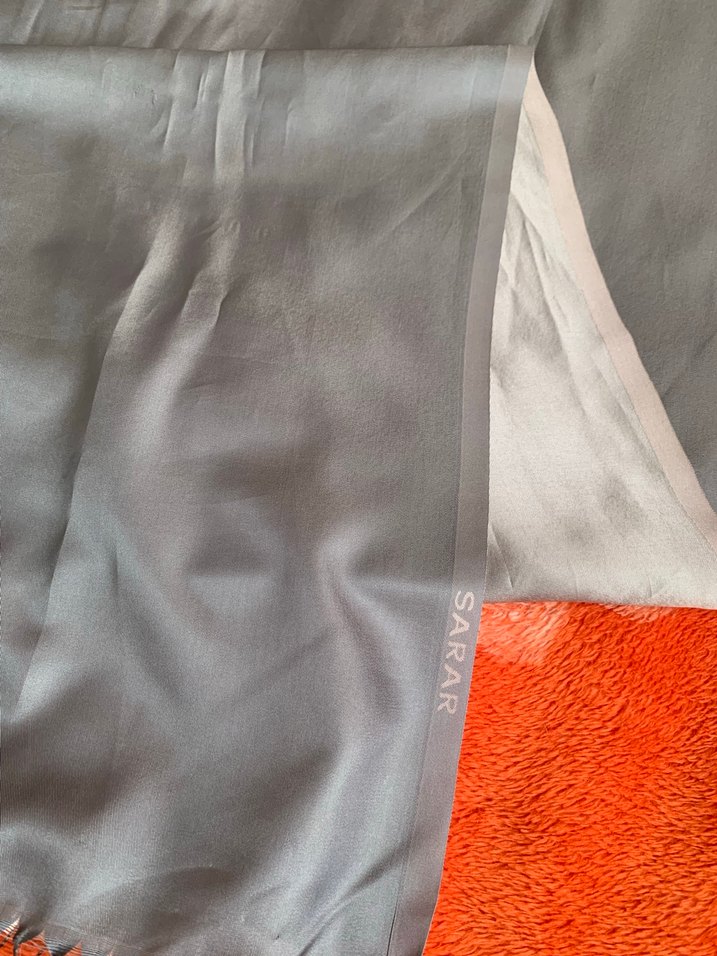 Gri Kadın Drapeli Saten Şal - Görsel 2