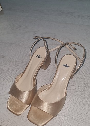 37 Beden ELLE MARKA Bej 5 CM Kadın Topuklu Sandalet 2 kere giyildi