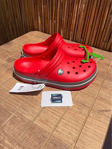 Kırmızı crocs