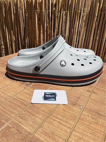 Gri crocs