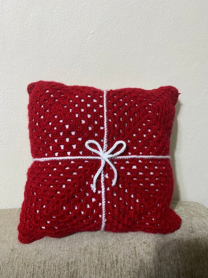 Beyaz Kırmızı Kenarlı Örgü Dekoratif Yastık - Görsel 2