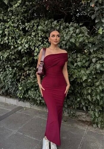 Bordo omuz detaylı yırtmaçlı elbise