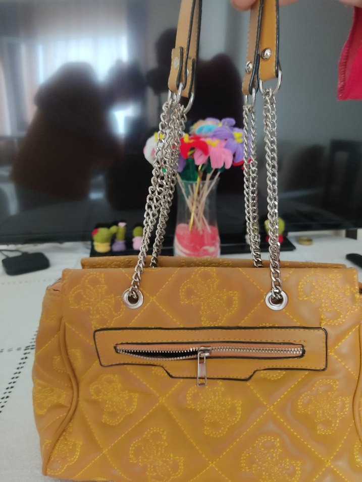 Sarı Zincir Detaylı Guess Deri Kadın Çanta - Görsel 5