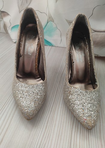 Beyaz Parlak Pul Detaylı Stiletto Topuklu Ayakkabı