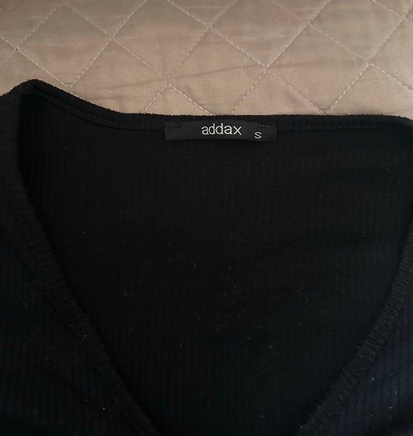 Siyah V Yaka Kısa Kollu Crop - Görsel 3