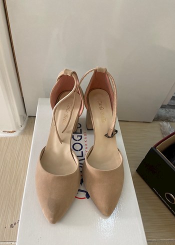 Bej Süet Tokalı Kadın Topuklu Ayakkabı