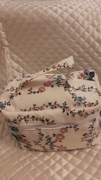 Makyaj çantası