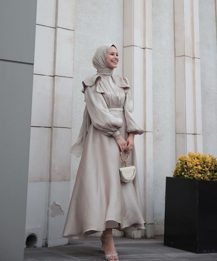 Uzun Kollu Bej Saten Tesettü Elbise Anne kız takım - Görsel 2