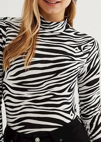 Zebra Desenli Uzun Kollu Boğazlı Kadın Bluz