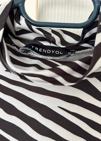 Trendyol & Milla Zebra Desenli Uzun Kollu Boğazlı Kadın Bluz