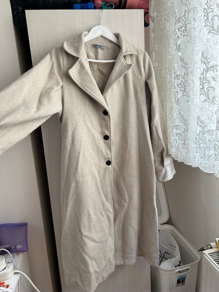 Bej Uzun Düğmeli Kadın Kaban - Görsel 2