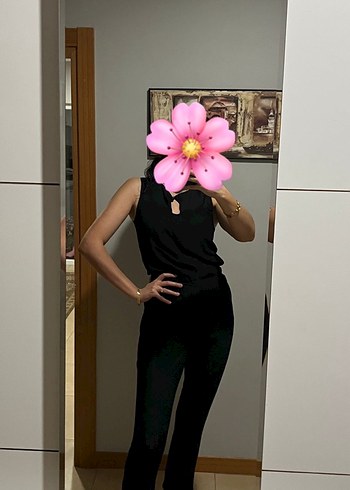 Siyah Yüksek Yakalı Kolsuz Tulum - Görsel 3