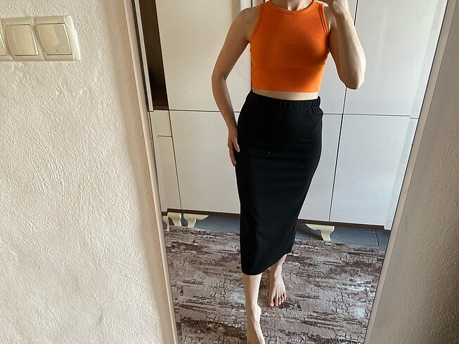 Siyah uzun etek ve turuncu crop