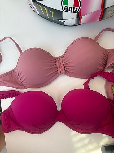 İki adet bikini üstü