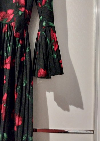 Uzun Siyah Çiçekli Piliseli Elbise 40 42 beden uyumlu. - Görsel 3