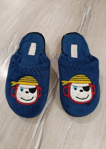 Erkek Çocuk Renkli Nakışlı Sıcak Terlik - Görsel 2