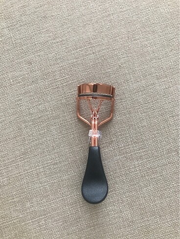 Kirpik kıvırıcısı