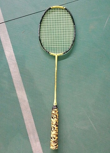 Badminton raketi