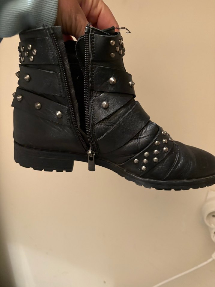 Tokalı Siyah Deri Goth Bot - Görsel 3