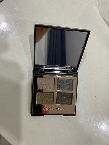 Beden Far -far palet highletir Charlotte Tilbury
