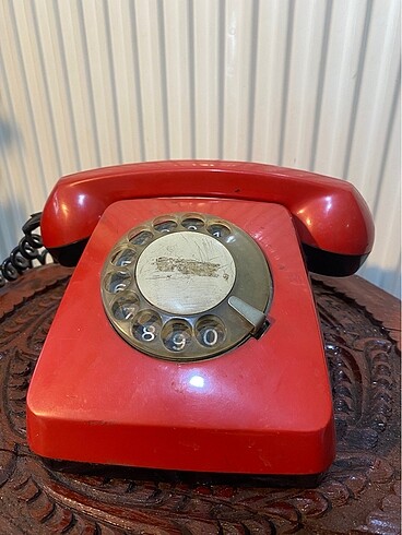 Kırmızı çevirmeli telefon