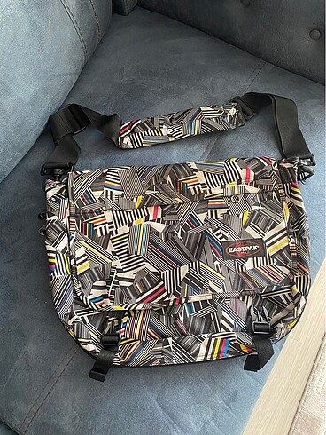 Eastpak postacı çantası orijinaldir