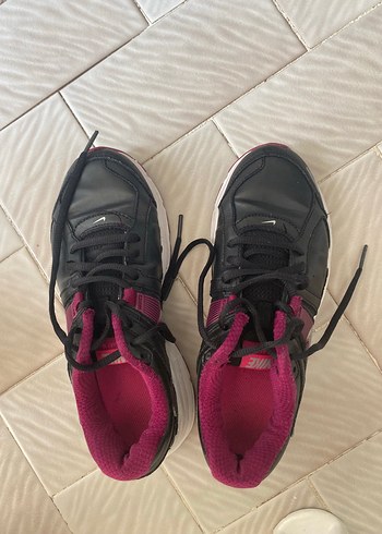 Nike Nike Kadın Siyah-Pembe Bağcıklı Spor Ayakkabı