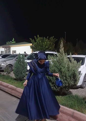 Uzun Kollu, Yüksek Yakalı Lacivert Uzun Elbise