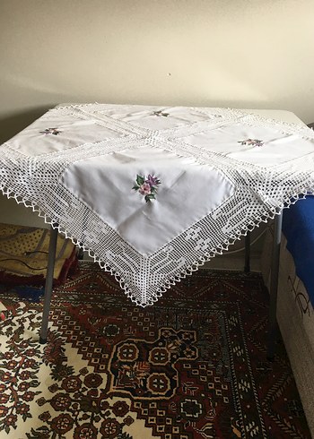 Nakışlı Dantelli Kare Masa Örtüsü