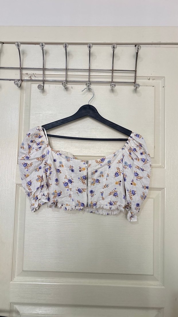 Beyaz çiçek desenli bluz - Görsel 3