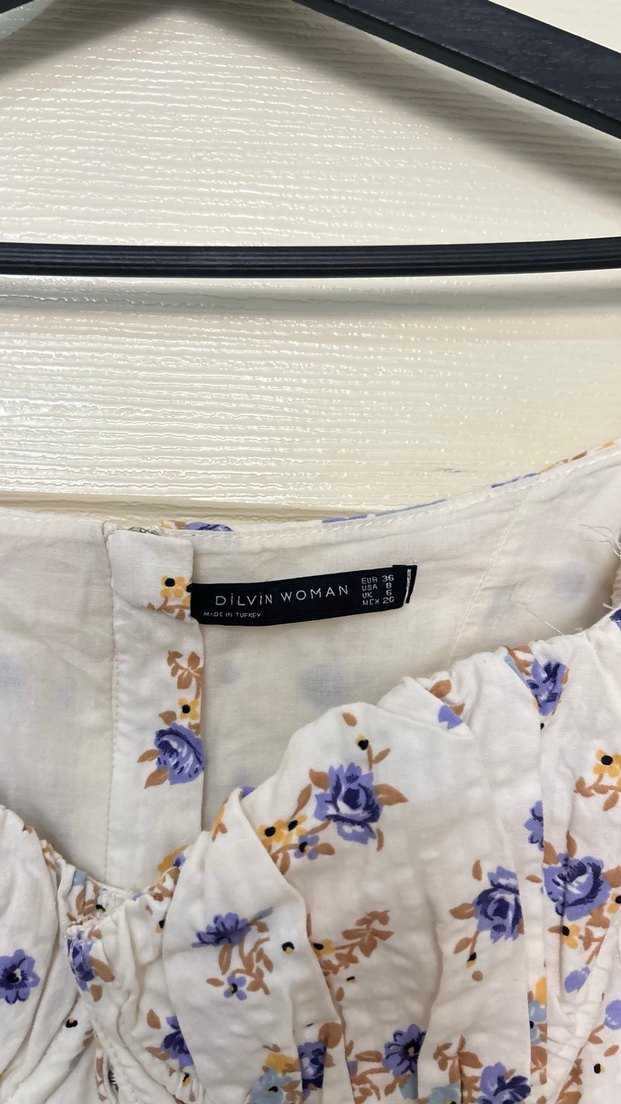 Beyaz çiçek desenli bluz - Görsel 2